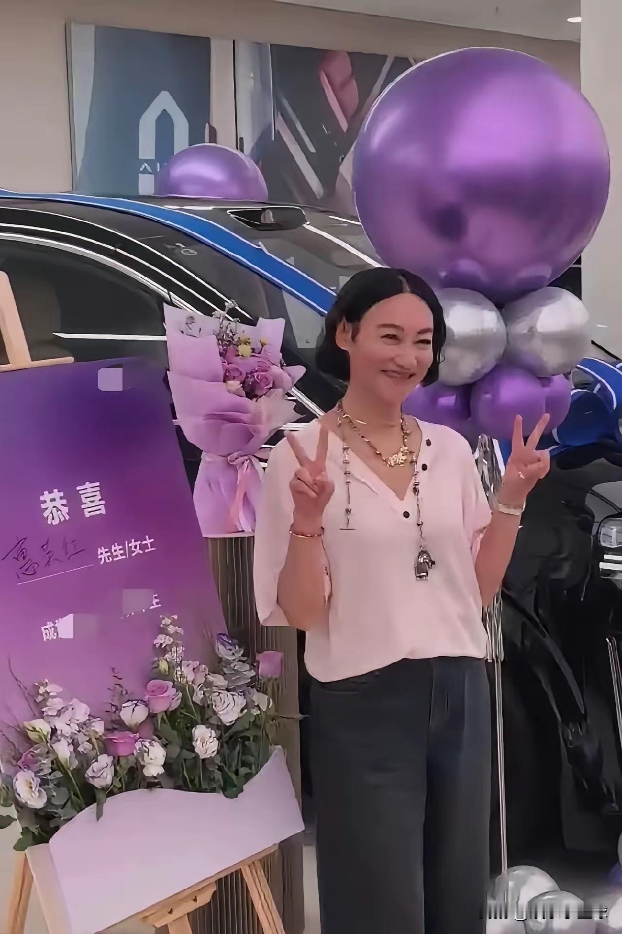 明星提车也有两种画风：有人组团现身，热热闹闹上热搜，66岁的惠英红却悄悄开走了自