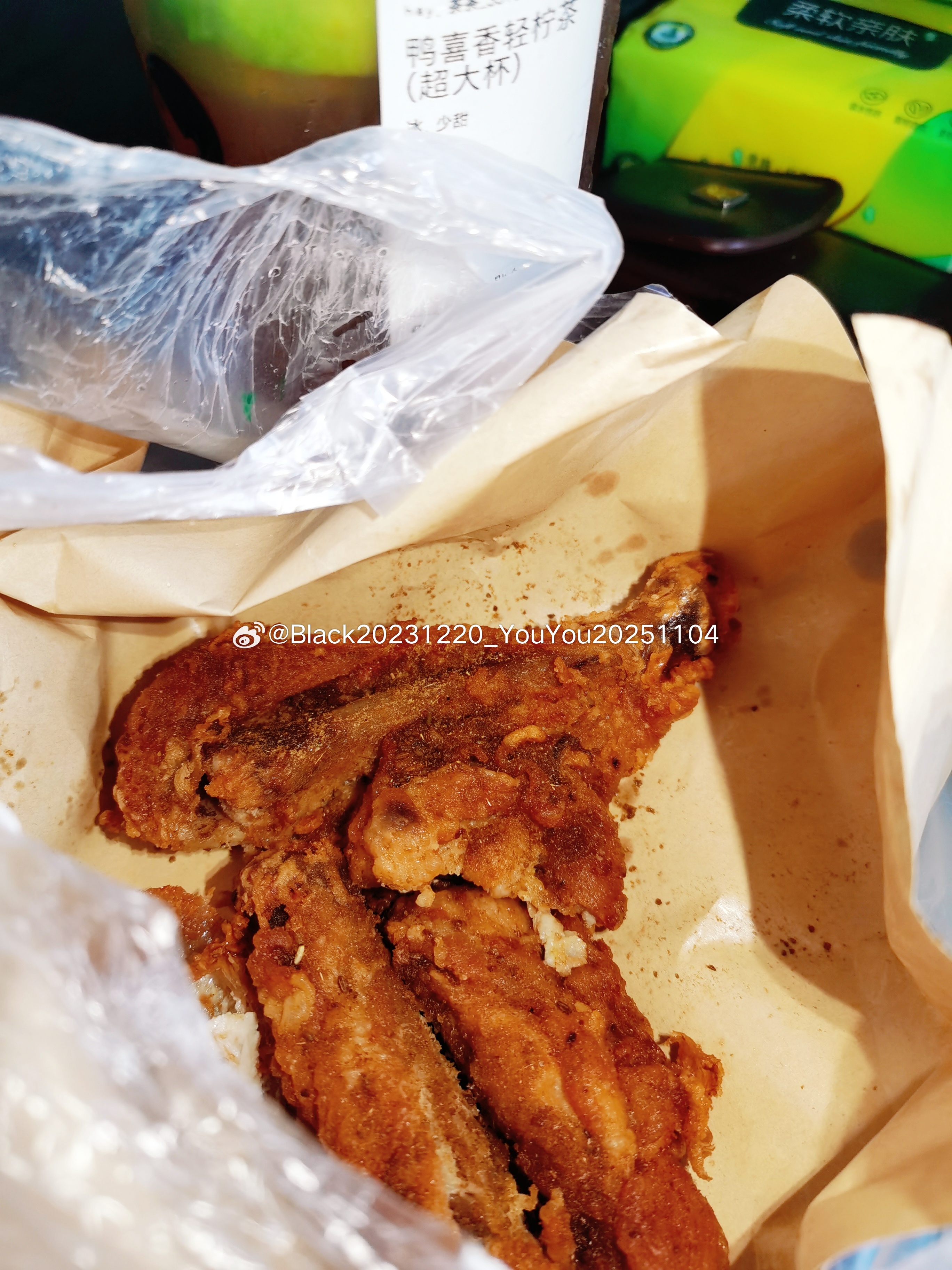 炸鸡配鸭喜 吃的时候很爽 吃完就拉着老头出去运动洗完澡 刮了肩颈 泡了脚 等他给