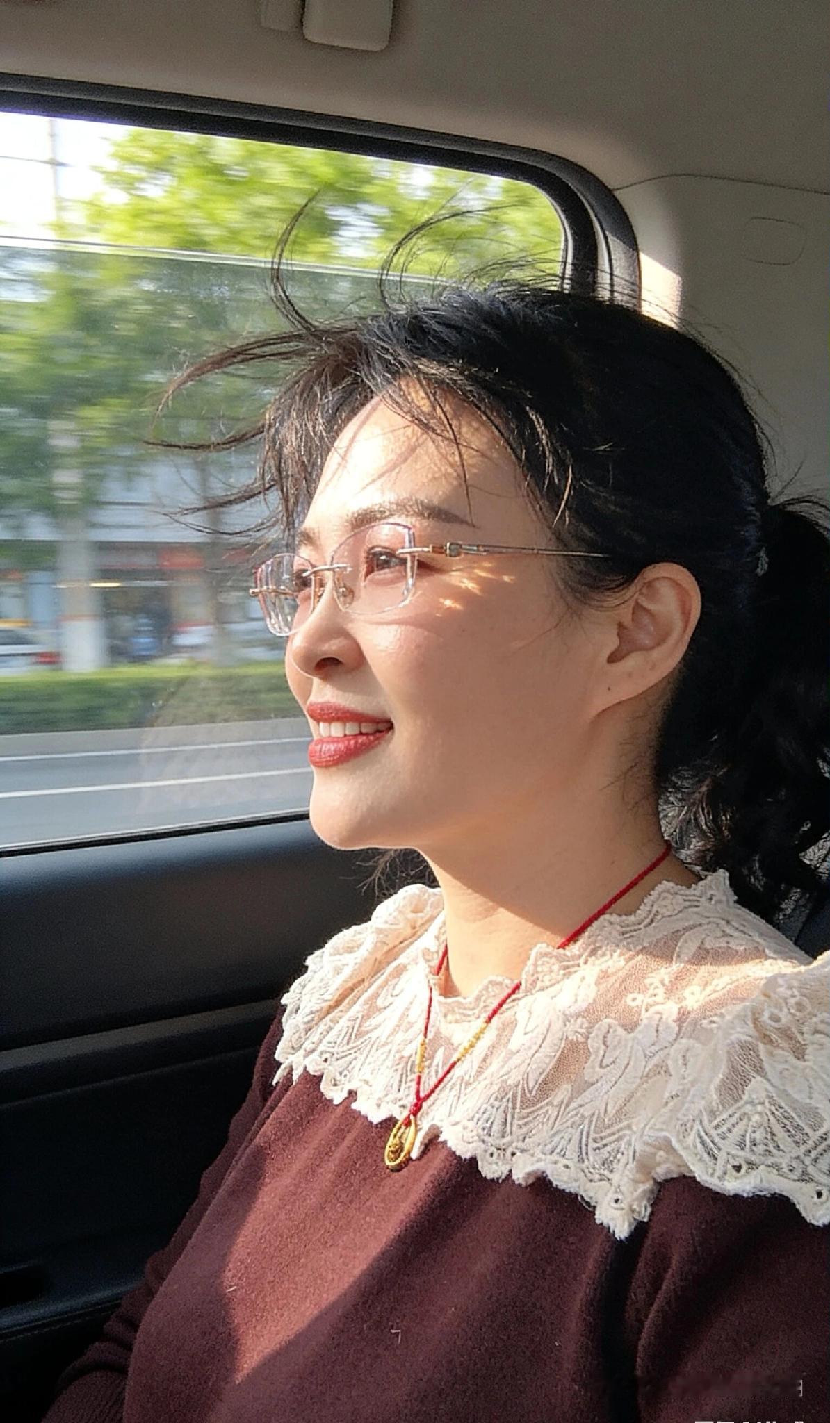 车外风景美，车内人儿笑。