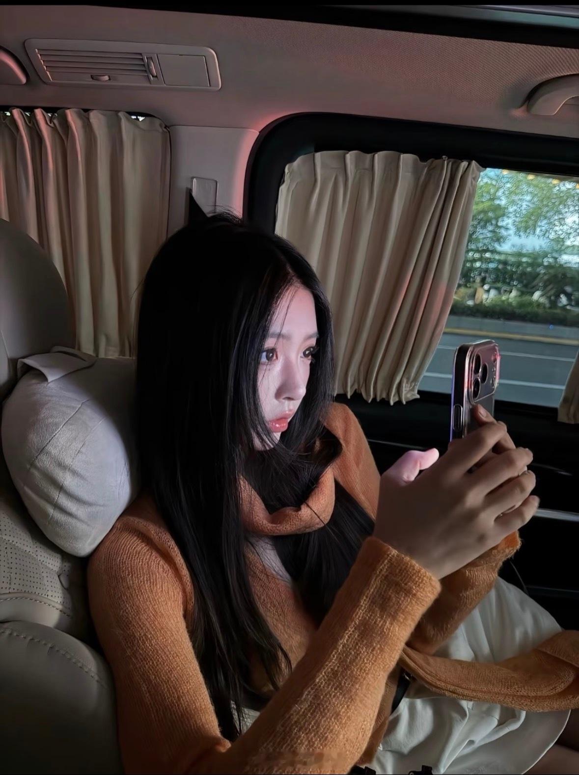 柳周cp[超话] 我们柳柳也太美了吧啊啊啊周哥送的手机就是不一样，拍的也太有氛围