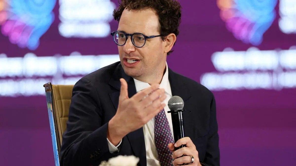 三家对手公司，同一天说了同一句话：慢一点！！

大家好，欢迎收听每日一分钟AI。