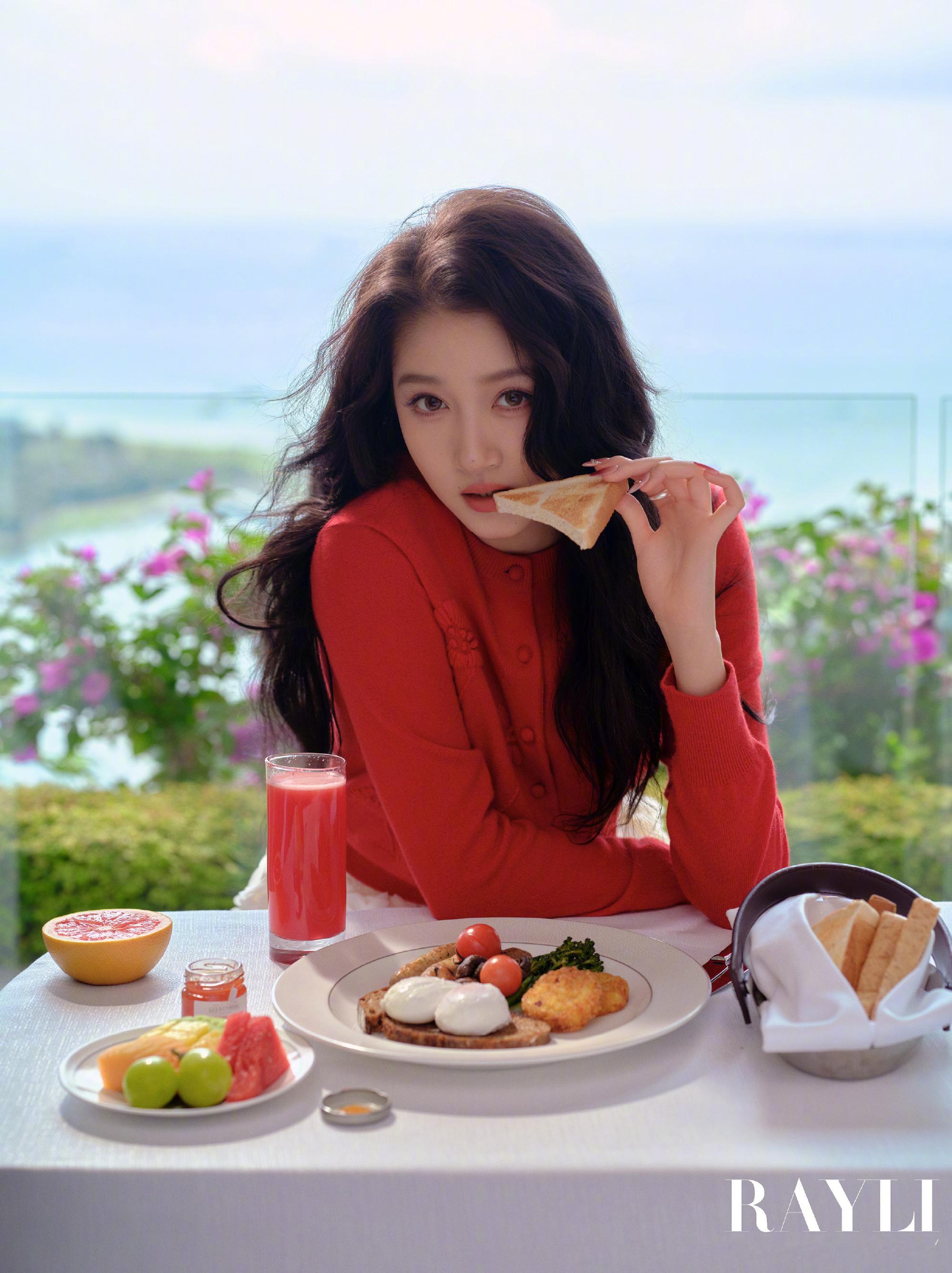 瑞丽服饰美容关晓彤假日拾光大片摄影：任欣羽 