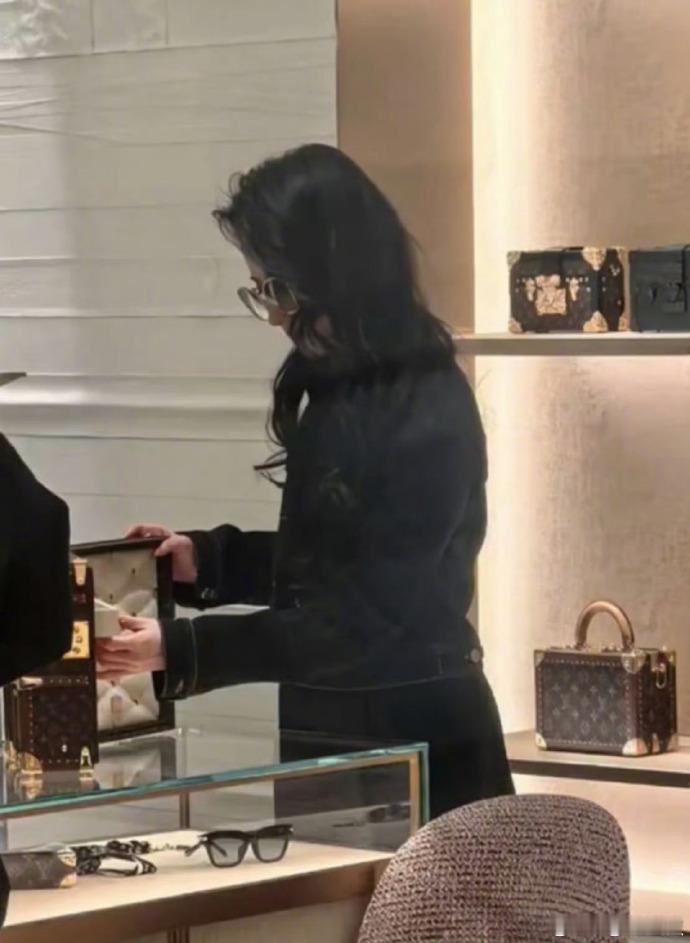 刘亦菲模糊的画面清晰的美貌刘亦菲清晰的美貌模糊挡不住骨子里的精致，刘亦菲的美貌经