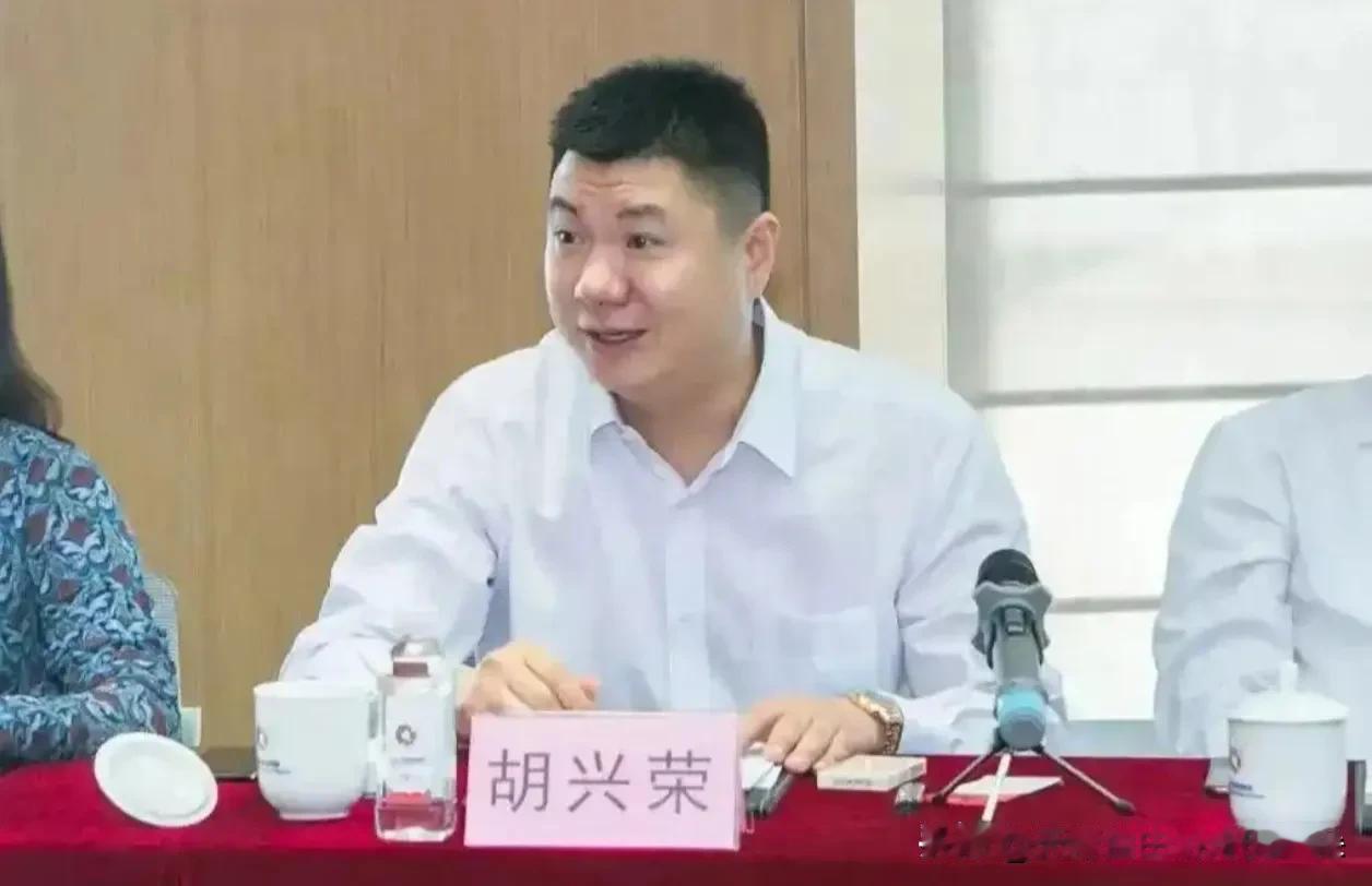 80后富豪栽了！曾坐拥2189亿帝国，如今全员停薪、裁员9000人，自己也被带走