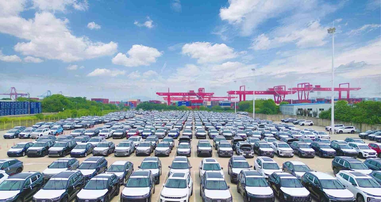 今天刷到个新闻，韩国那边说中国今年汽车出口要破800万辆，结果查了下数据还真差不