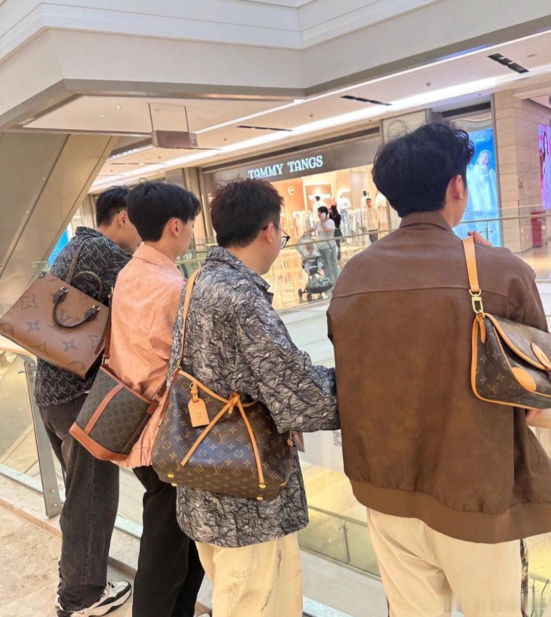 男人们赶紧给老婆安排个Lv吧，反正出门也是你们背着撑面子！ ​​​