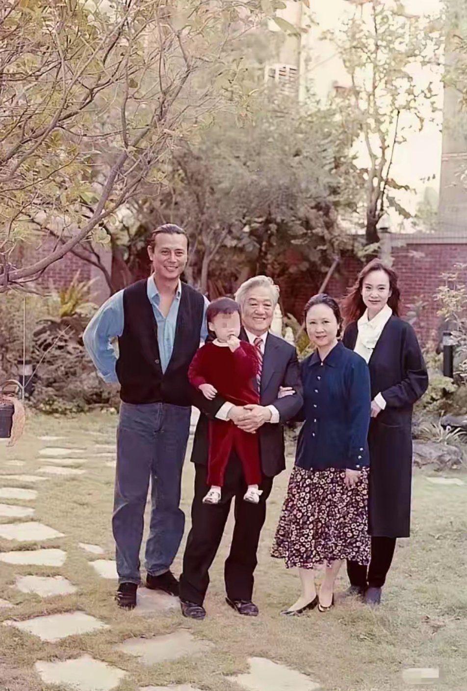 看平鑫涛那副大盘子睑，我以为他身高有一米八几，愿来连一米七零都不占，真是应了那句