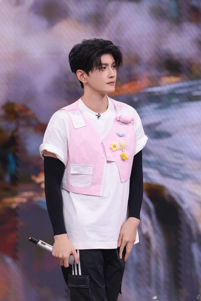 你好星期六这把兄弟局今晚的电子榨菜有着落了！集齐了《水龙吟》主演和综艺活宝，必须