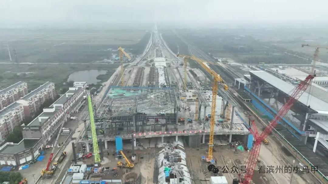 津潍高铁滨州站津潍场主体结构10月8日封顶，为后续全面竣工奠定基础。
项目团队克