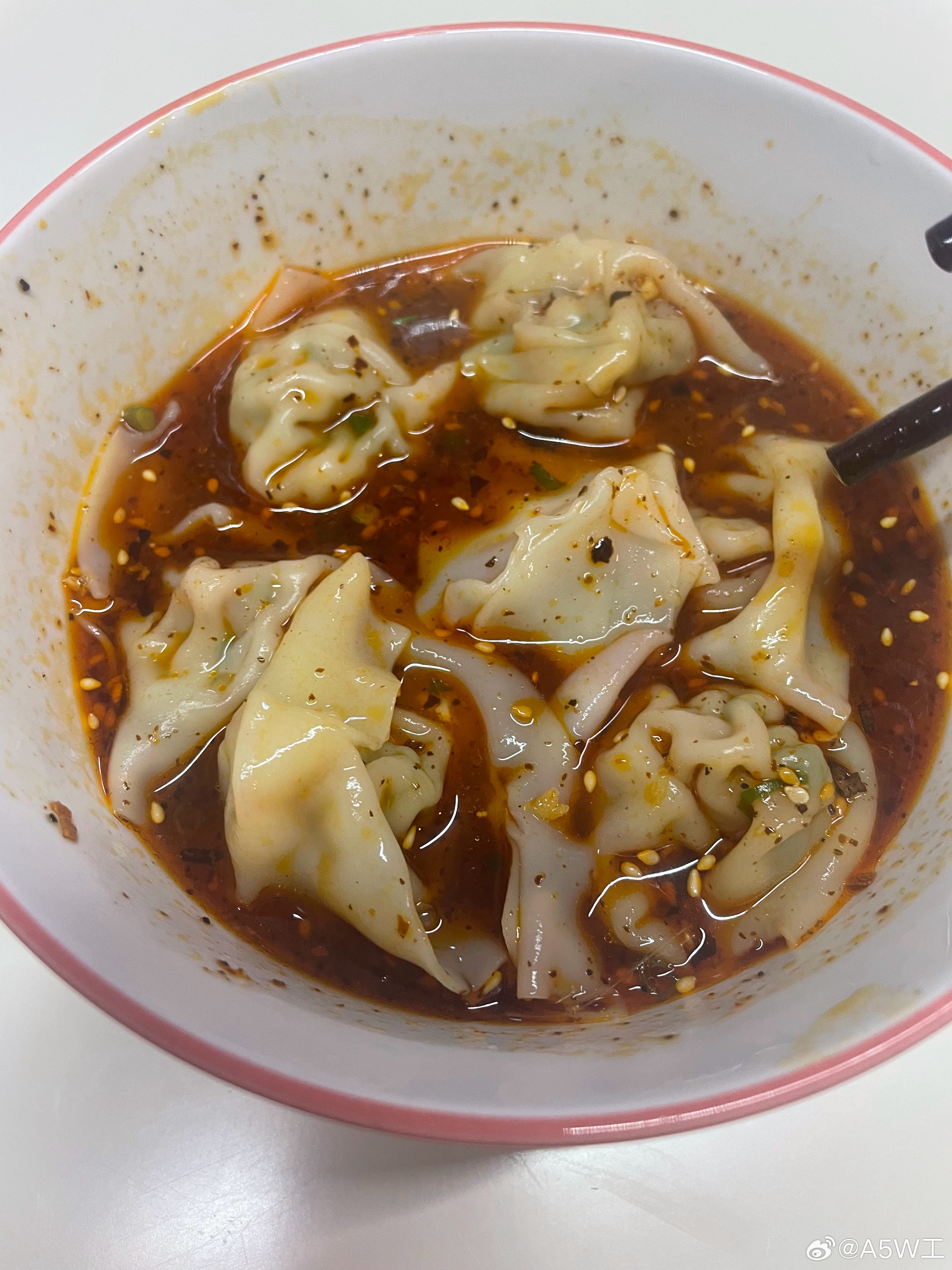 吃点简便早餐，自己家包的抄手。这回这个红油没有上次吃饺子那个甜红油了