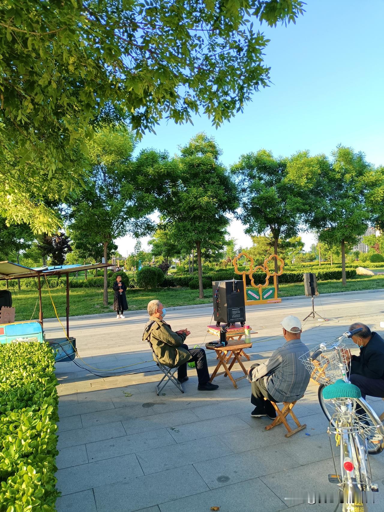夏天的风
 
今夏长风不肯闲，
南风吹罢北风连。
朝来卷地穿街巷，
暮起凌空绕屋