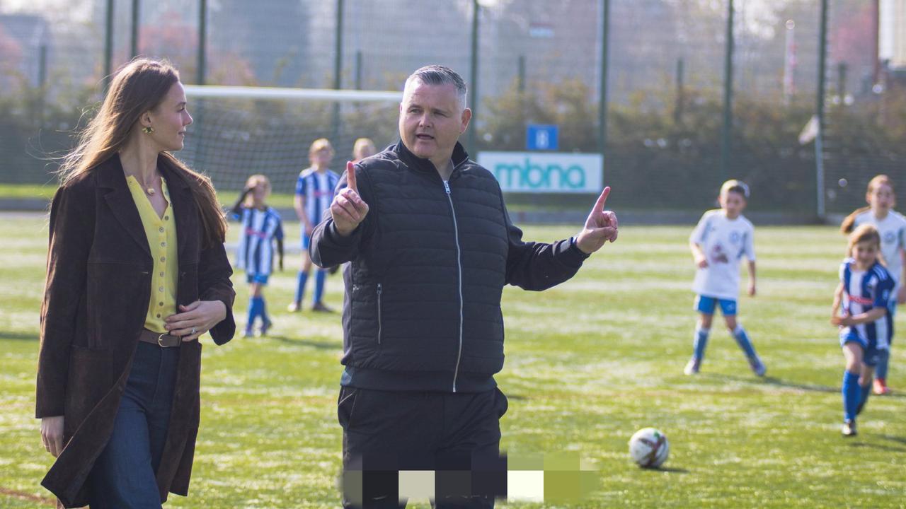 3月27日，威斯敏斯特第七代公爵修格罗纳夫和公爵夫人携手亮相，一同在切斯特访问乔