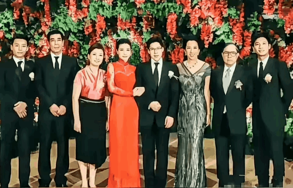 郭晶晶和霍启刚结婚时候的合影，果然是郎才女貌非常的般配！婆婆朱玲玲，站在一旁也是
