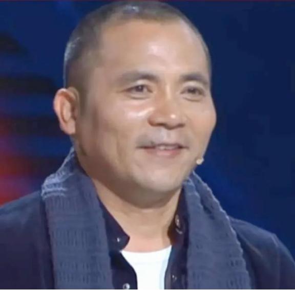 2012年，河南一名12岁贫困女孩，被校长收留免费读书，校长待她如亲生一般，谁知