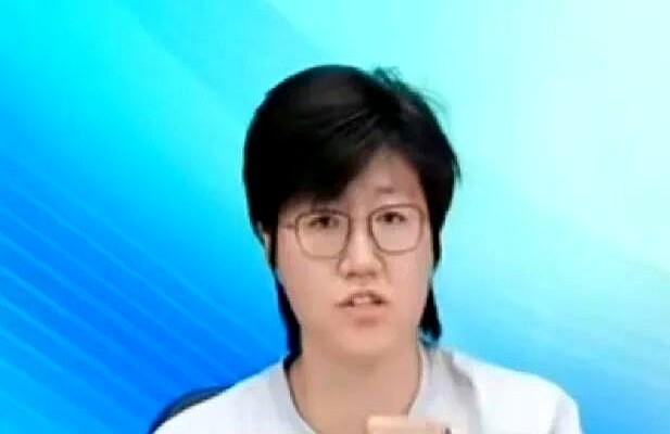 决胜局反超后连丢4分，林诗栋捏紧了手里的球拍。2比3，他又输给了勒布伦兄弟。
