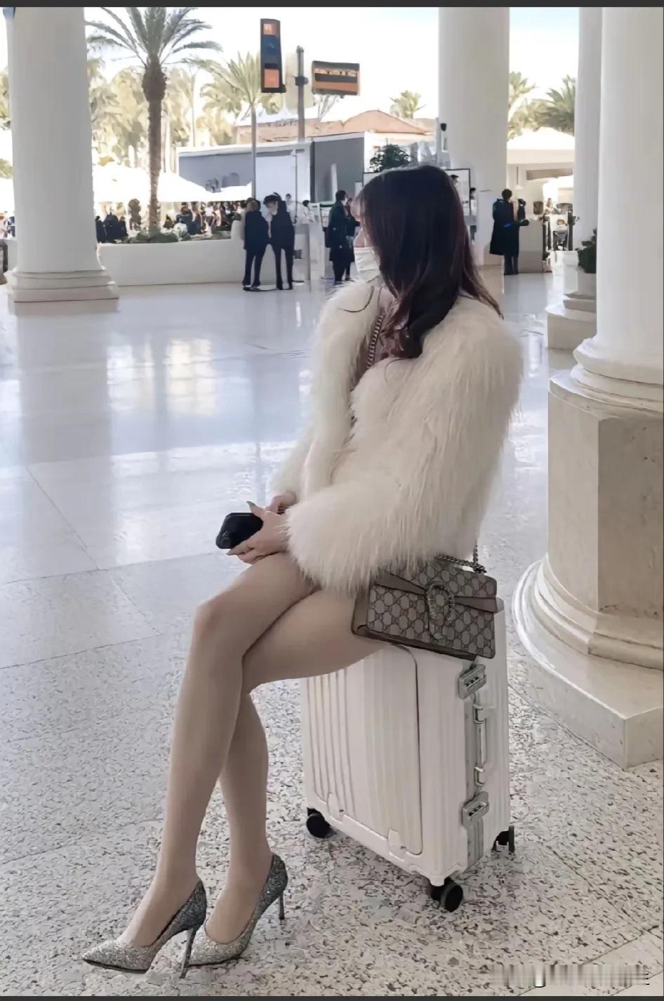 女王不管坐在那里，都有种睥睨苍生的气势！[害羞]