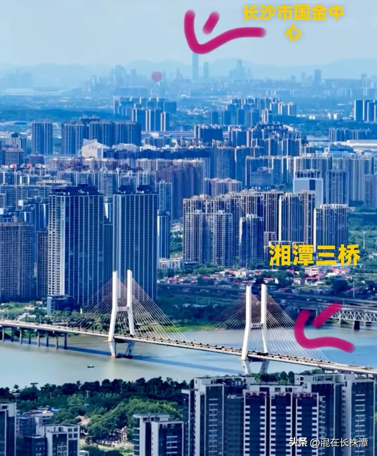 不可思议！湘潭城区竟能看到长沙！
根据网友拍摄的图片，在湘潭三大桥竟能航拍到长沙