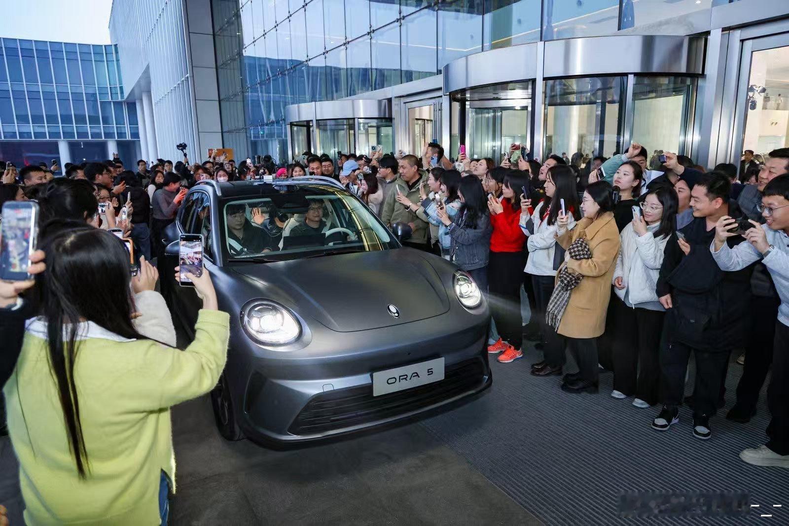 欧拉5 预售啦预售价的价格是10.98万起年轻人冲了