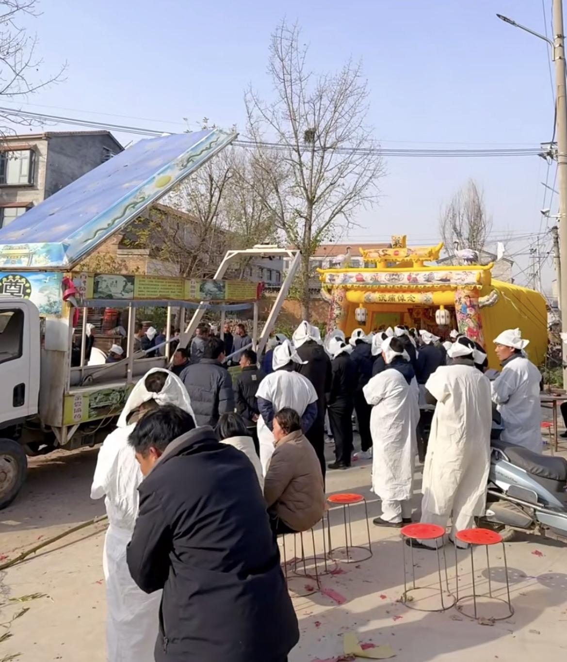 村里李大爷走了，入殓时家人把他的手机放进了棺材。谁也没料到，嫂子悄悄把手机拿了出