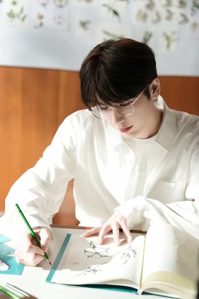 张凌赫纯棉质感居家男友张凌赫静享自在时光 张凌赫静享自在时光，张凌赫纯棉质感居家