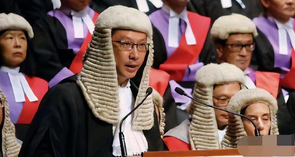 讨厌的“方便面”假发终于可能退出香港法官行业了。
​​​​​​​英国律师公会决议