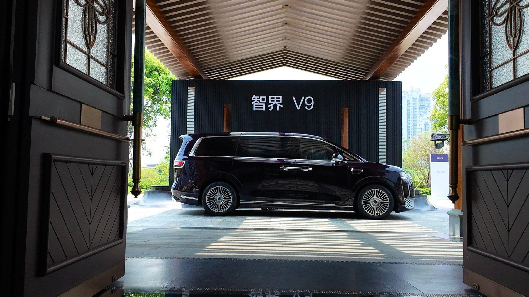 MPV科技车皇智界V9评测首发智界V9坐起来真的舒服，全车Nappa真皮，座椅又