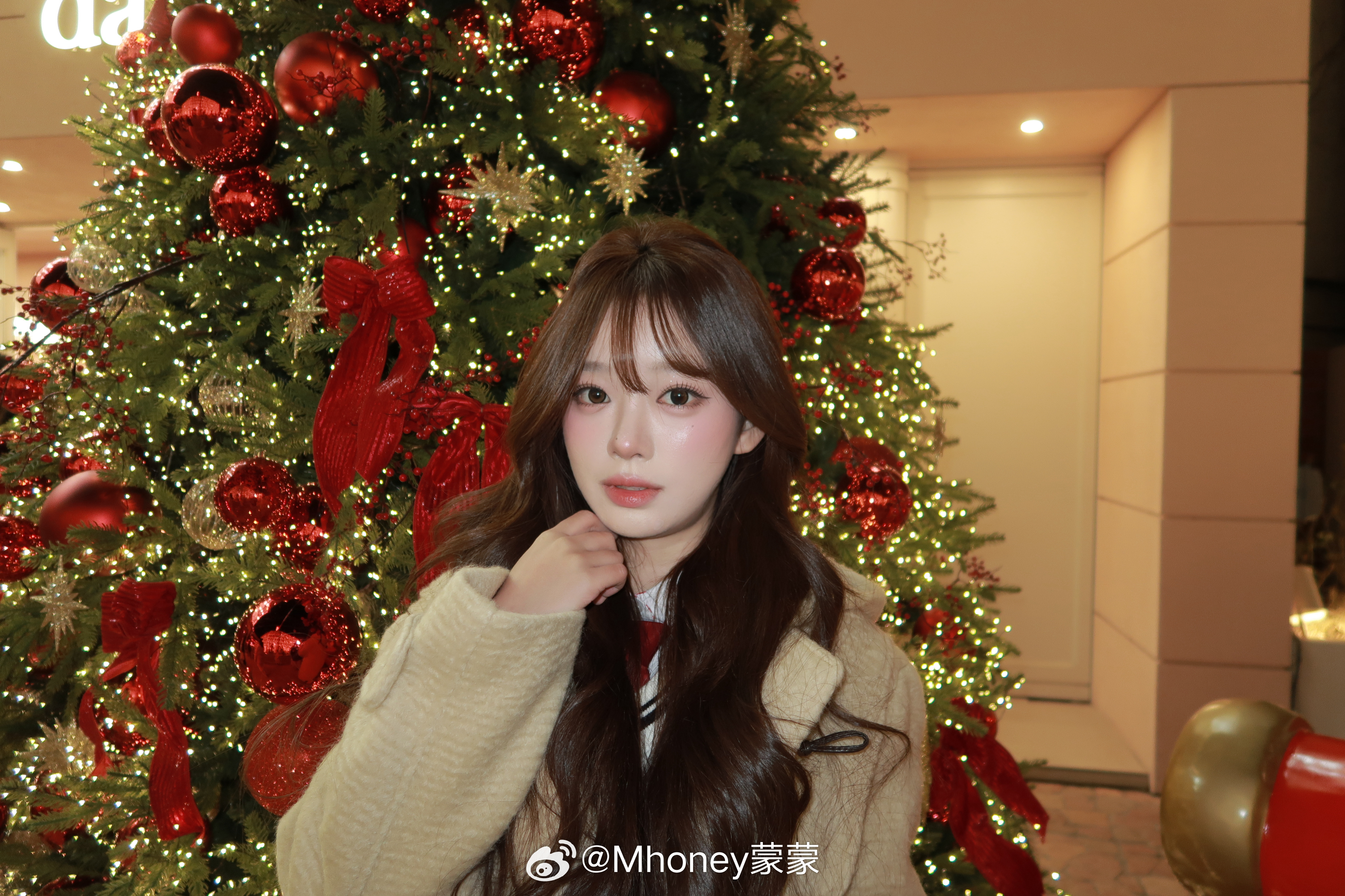 出去剪刘海了 和理发师研究到现在！最近弄刘海老是不好看其实我在刘海上花特别多心思