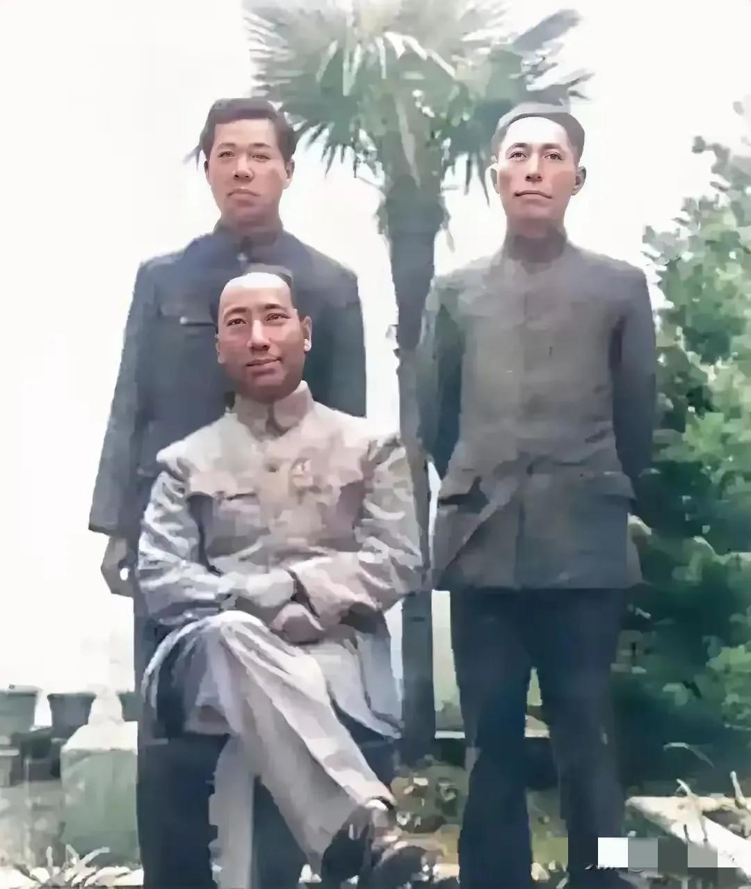 瞧，这便是军统副局长戴笠的真实模样，非演员演绎的角色哦。照片里，戴笠安然端坐，那
