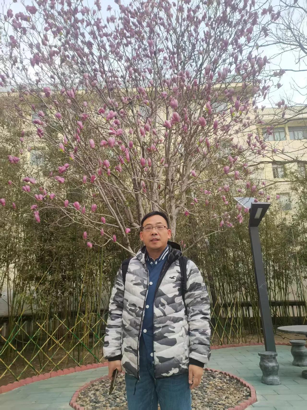 单位院子里的花花开了，花美！一时景色新，树下赏花人。莫道春色迟，时节总有分。