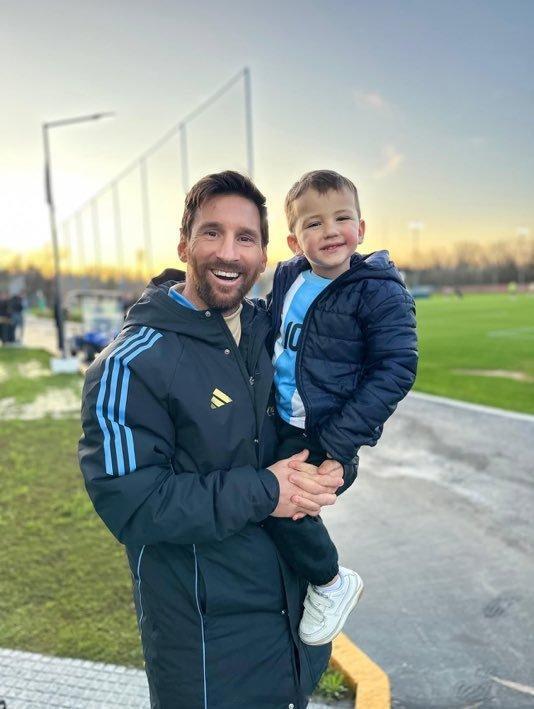 这笑容太灿烂了😀🇦🇷📸 法比安·维西孔特和米卡·维西孔特的儿子卢卡·库贝