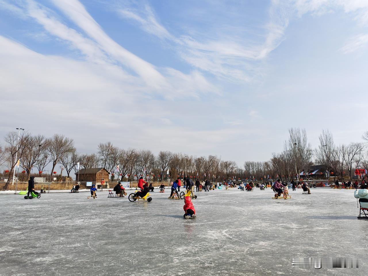 公园冰上运动，乐趣多多
 
数九寒天，全家出动，来到稻香湖冰上乐园，在光滑的冰面