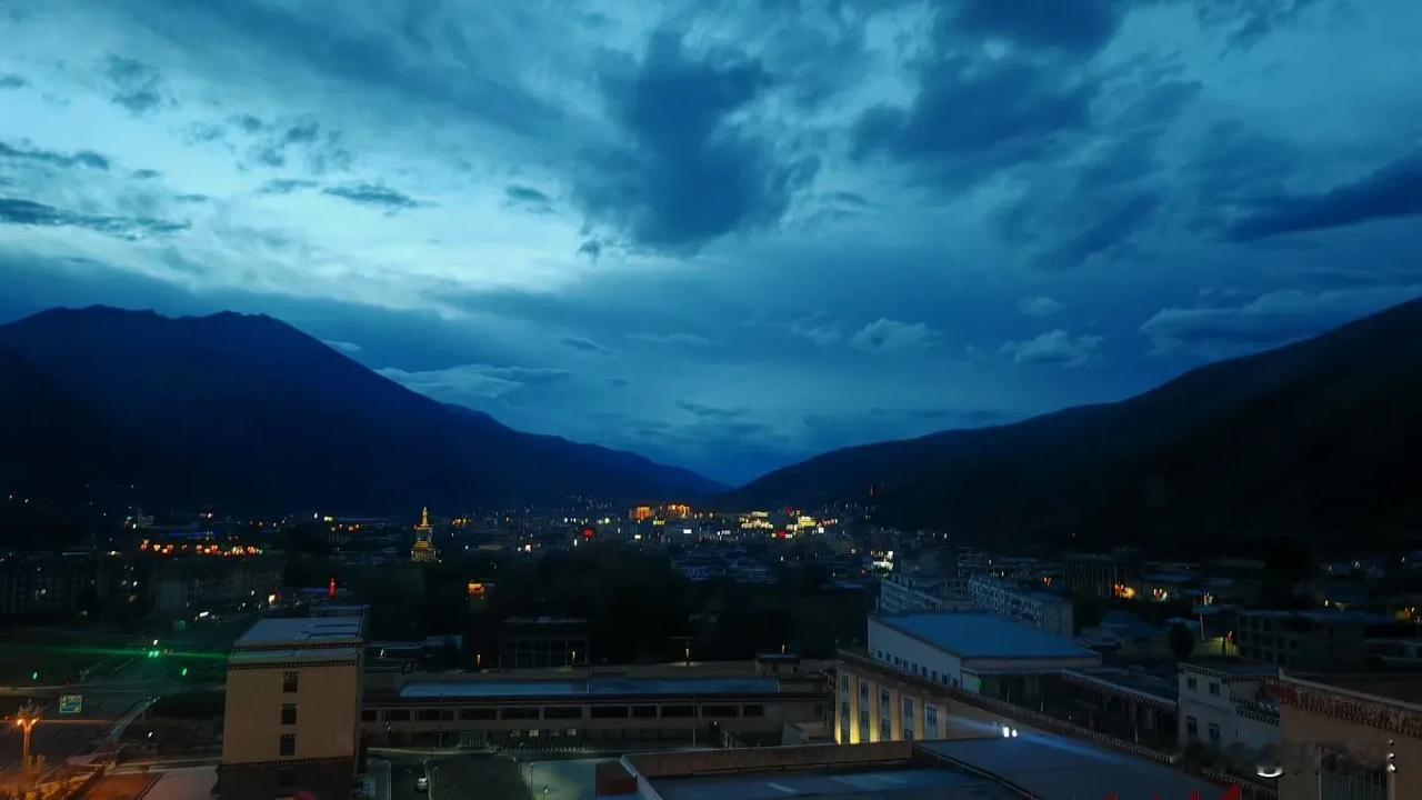 道孚：在群山与彩绘民居之间，找回久违的平静

沿着川藏线G350行至道孚县鲜水镇