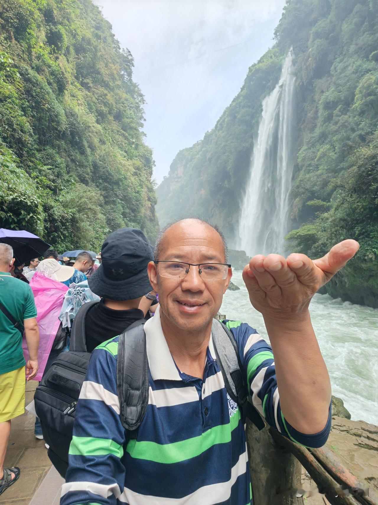 流浪贵州第47天
   今天起得很早，因为我要准备离开长坡岭停车区，到马岭河大峡