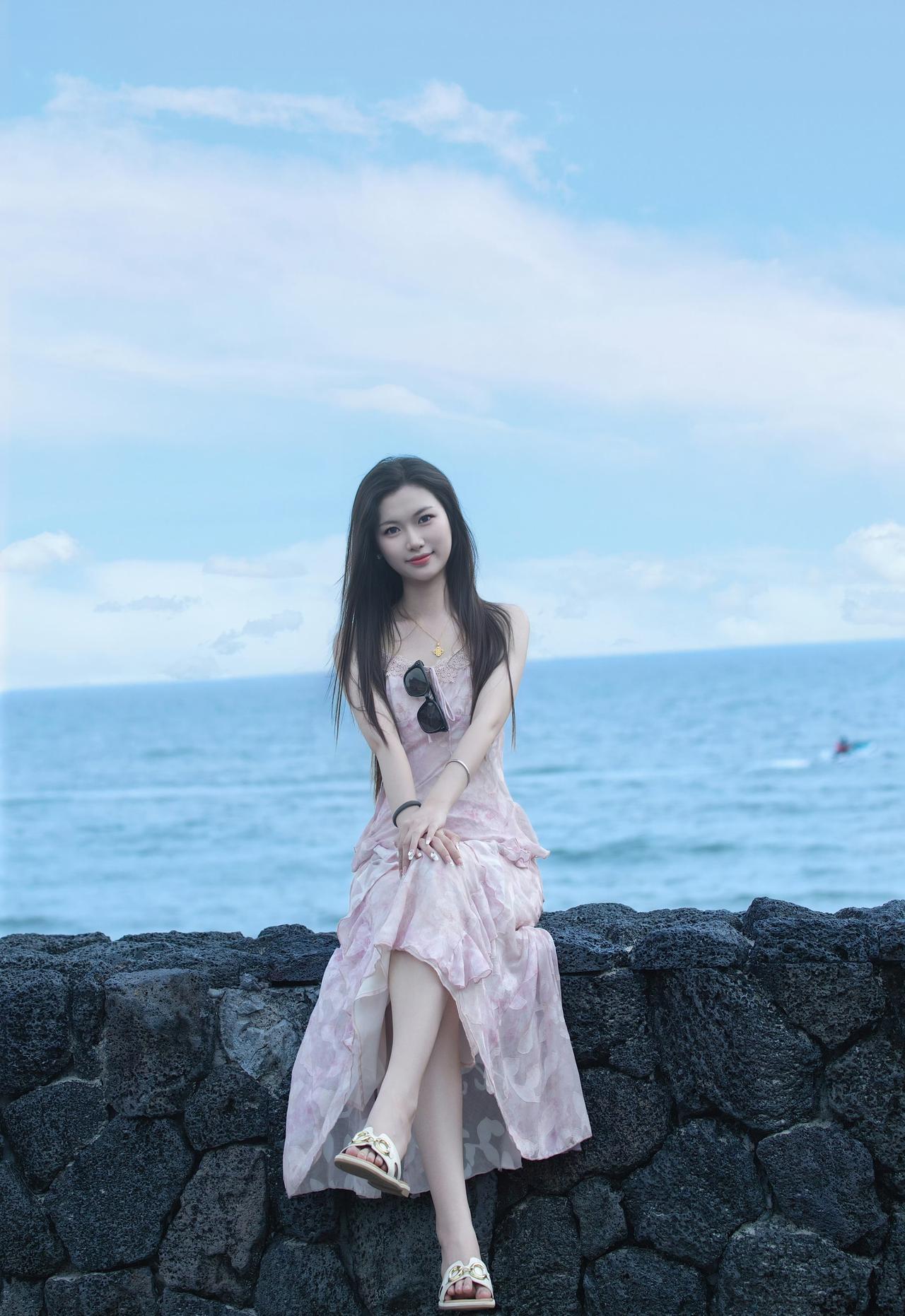 海边度假穿搭 | 粉色长裙的浪漫与惬意。这身穿搭非常适合海边度假、民宿拍照或夏日