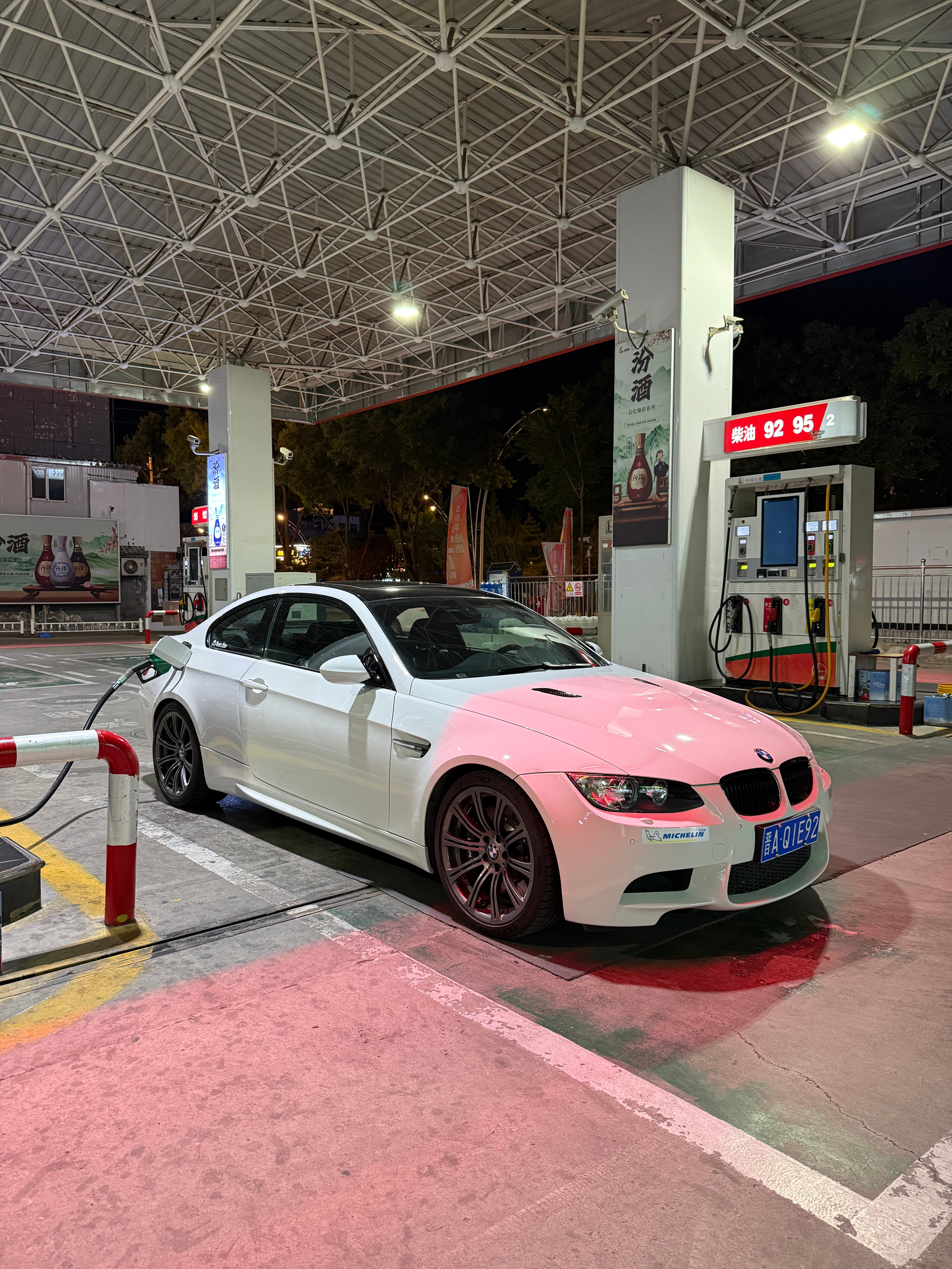 满箱，只能续航400km 但是V8 香啊 ​​​