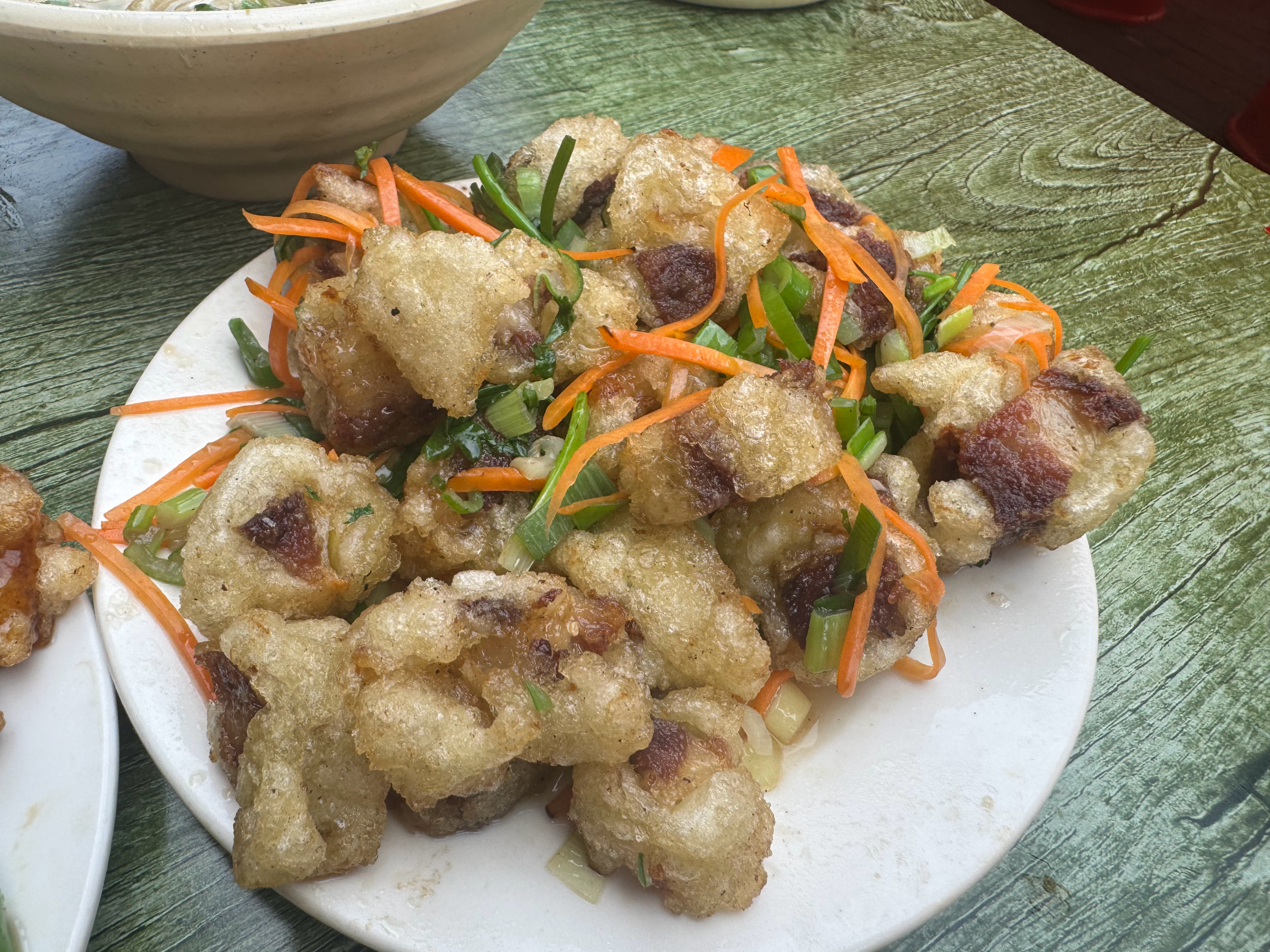 感受了一下哈尔滨的清真菜馆这菜价！ 尖椒干豆腐3元 小葱豆腐2元 拉面4元，肉菜
