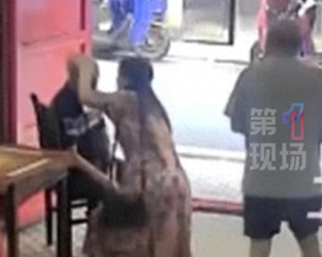 "你扶了，就得赔！"湖南衡阳，老人身体不适坐牌馆门口休息晕倒，老板娘帮扶送医。老
