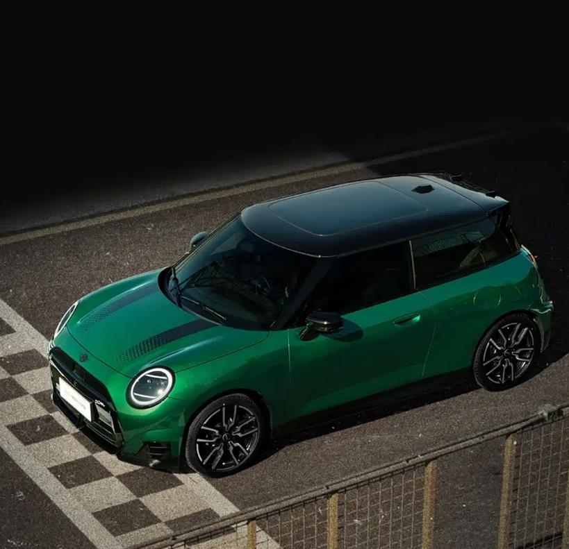 近日，MINI官方宣布电动MINI COOPER SE赛车手上市，售价25.98