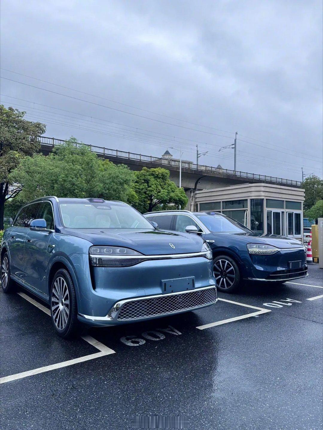 问界M9新老款放一块差距直接拉满！一眼就能分清谁是新旗舰🚗二选一投票，你们站老