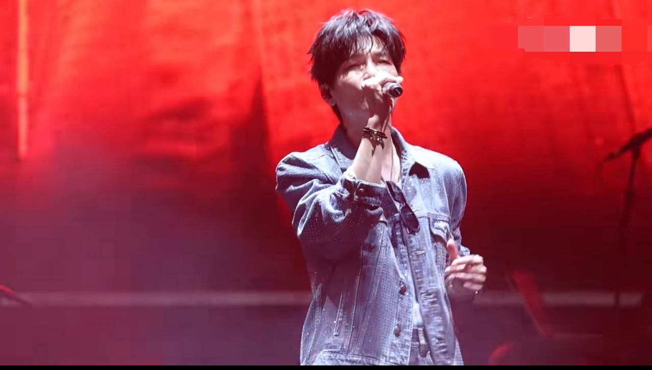 陈楚生广州草莓音乐节《荒岛》有了新编曲！
哇，这就是咱生哥的魅力。
他永远在进步
