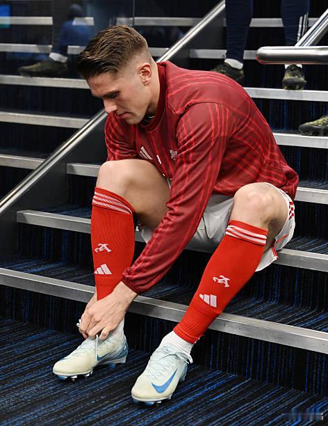 曼城2比1阿森纳 约克雷斯直到84分钟才换上场，他换下了跑不动了的祖比门迪，当时