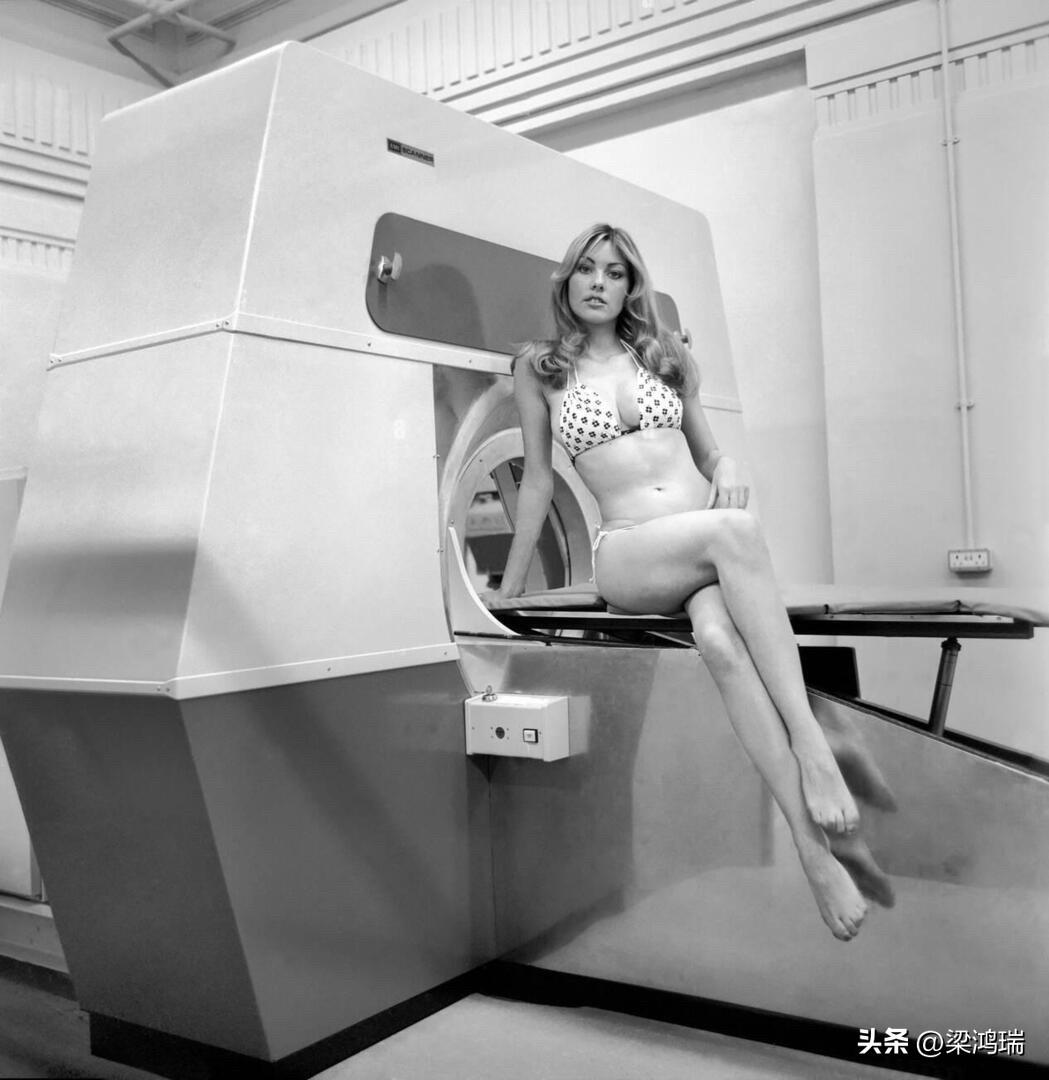 这张照片拍摄于 1975年4月，展示了英国模特吉莉安·杜克斯伯里 (Gillia