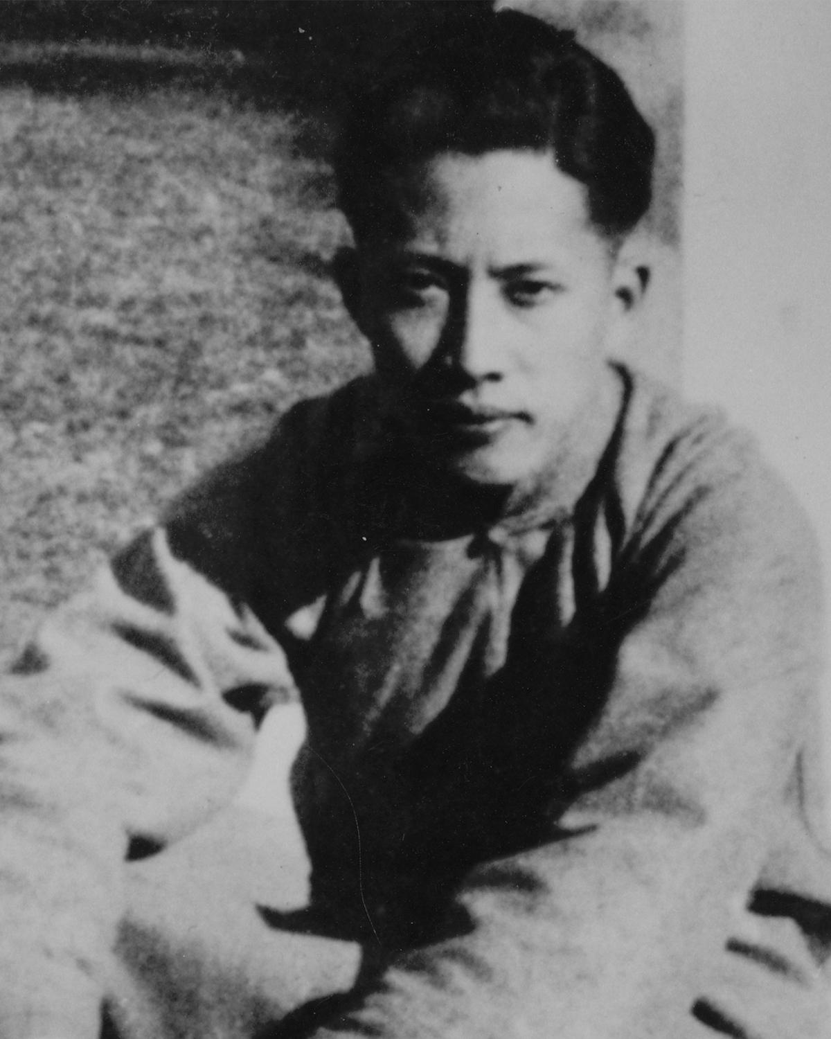 1974年深秋，秦城监狱。一个戴着眼镜、满脸沧桑的老人正弯着腰扫落叶。六年了,这