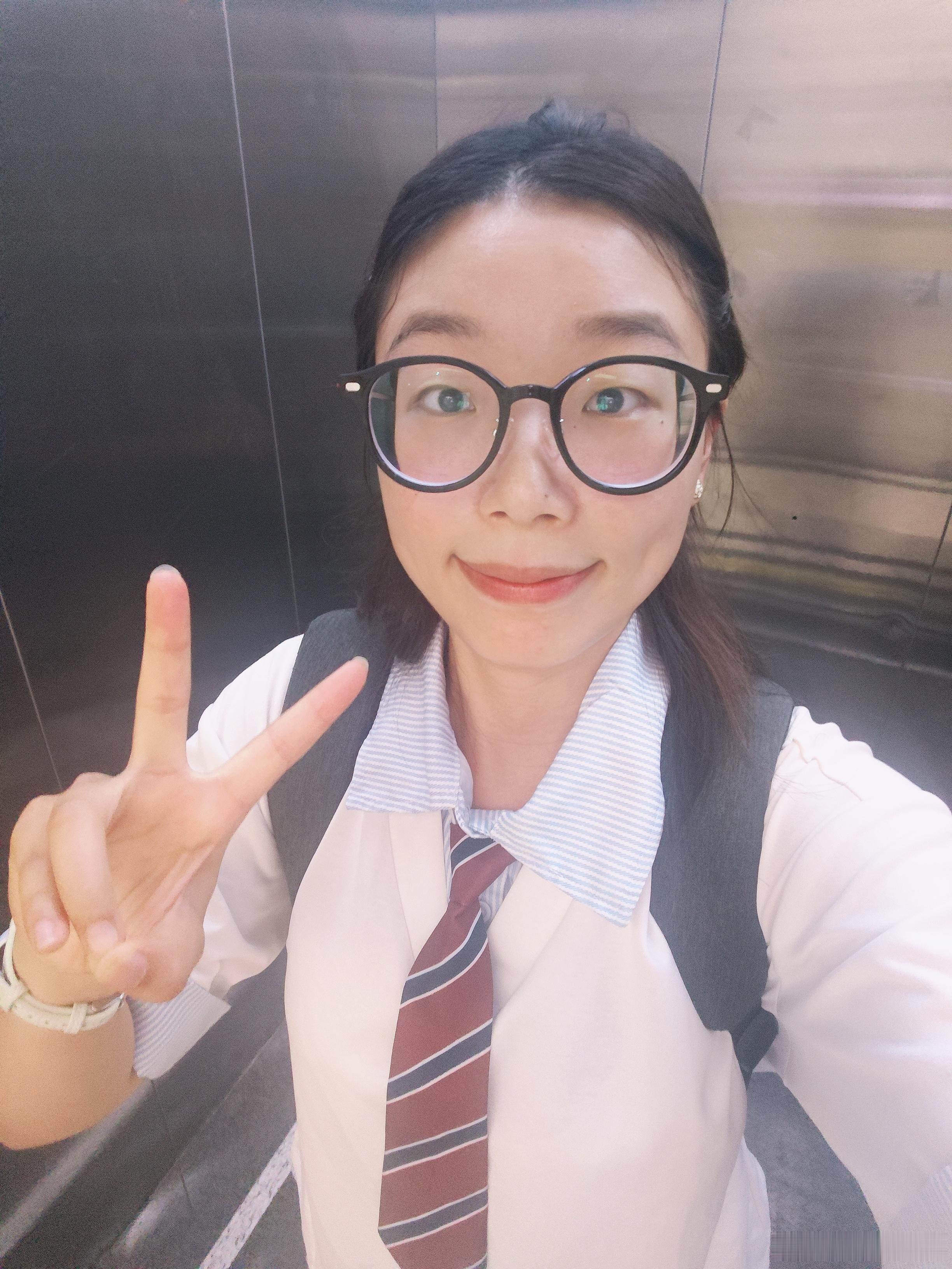 谁能发现这是一副全息眼镜！嘿嘿～差不多1000的高度近视了，显示带个把星期再来和