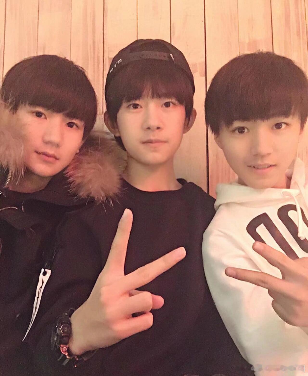 TFBOYS[超话]  死去的回忆起来攻击我…好怀念古灵精怪自拍的三小只啊[苦涩