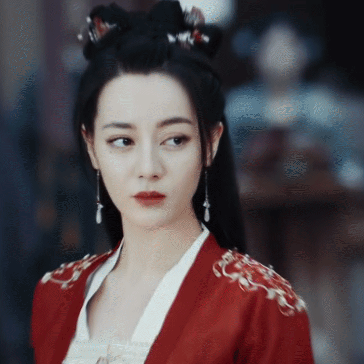 #迪丽热巴一秒白切黑# 迪丽热巴白切黑的样子真的好带感呀，特别是那个眼神，真的一
