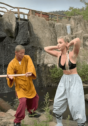 这个女子练的这种功夫，感觉也是比较难练的，如果练的不对劲的话，是很容易受伤的，既