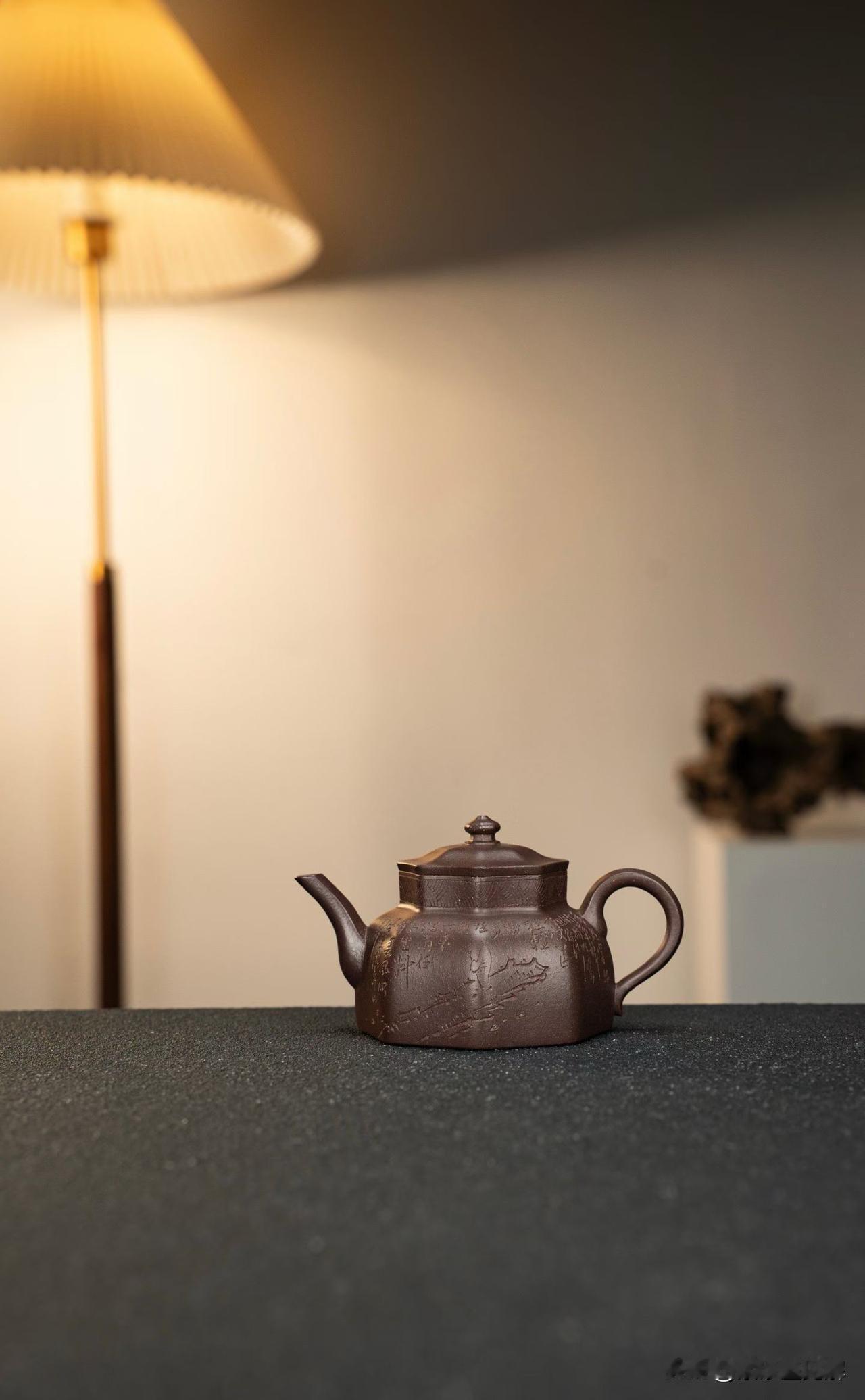 在茶杯烧制完成后，在杯体表面覆盖上耐磨的贴纸，抠空欲进行刻绘的区域，采用物理撞击