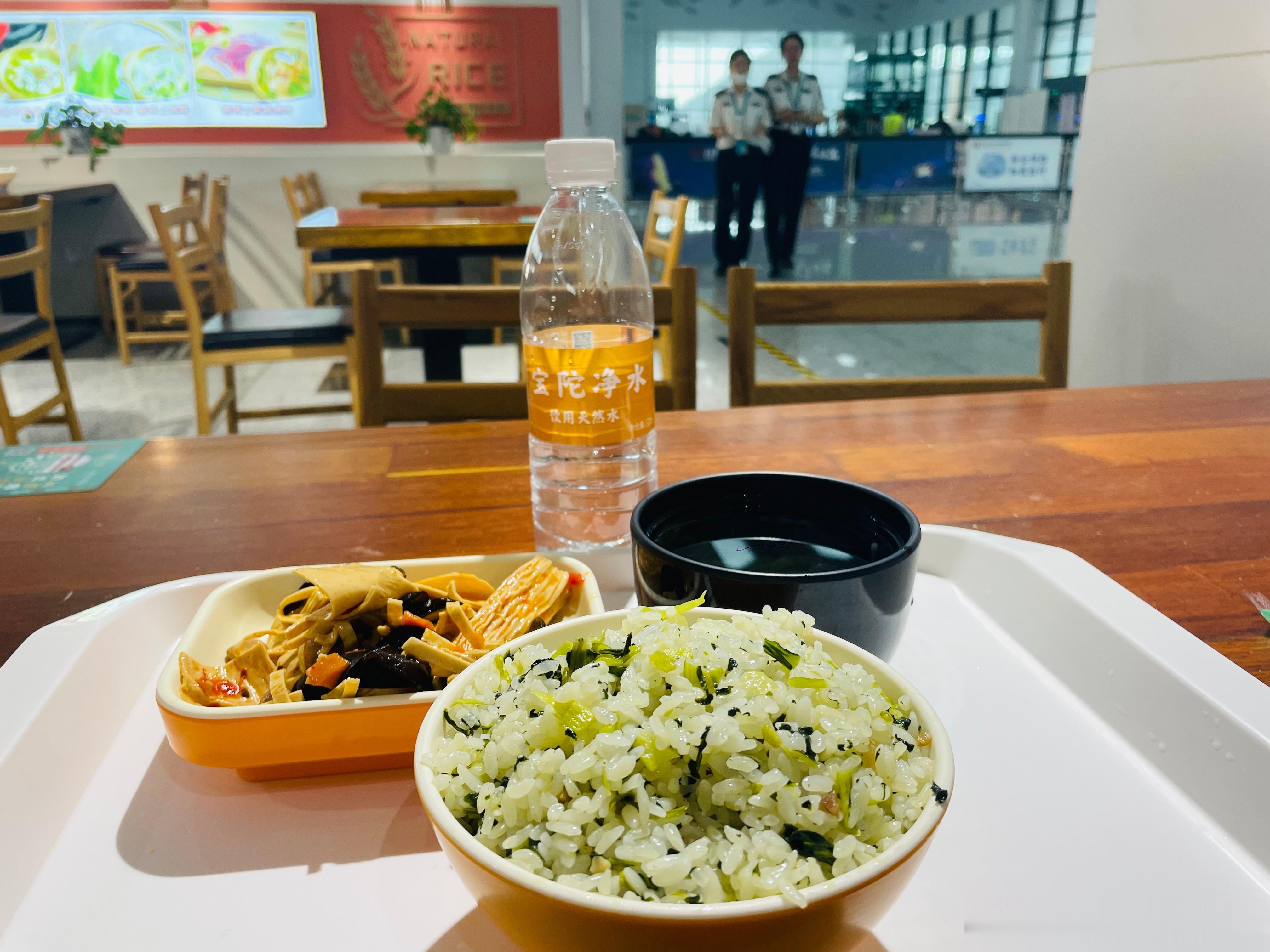甄选五常米，鲜采上海青江南菜饭，味道真的行！  ​​​