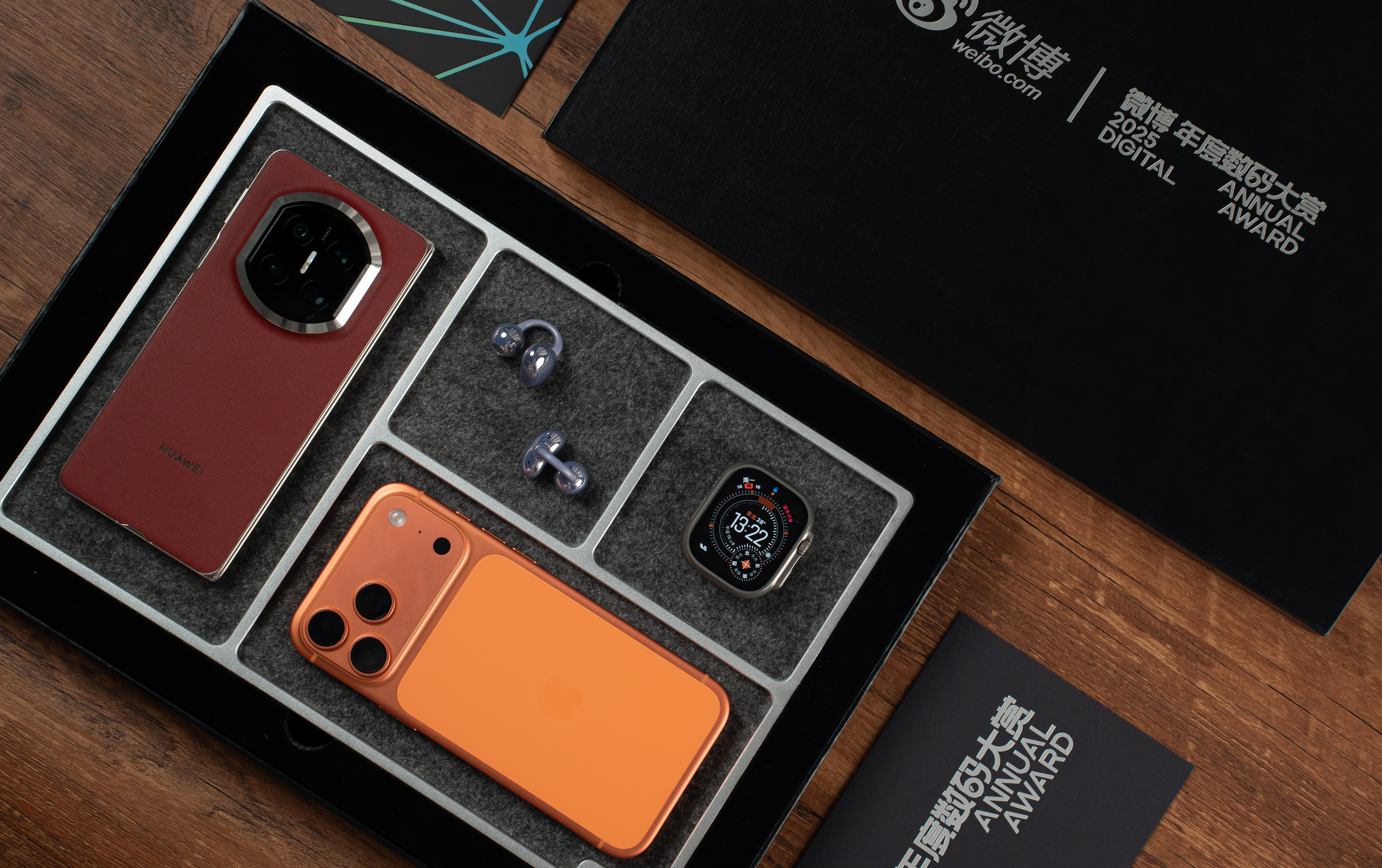 收到2025微博年度数码大赏邀请函~是个很有分量的一体工艺成型的铝合金桌面收纳盘